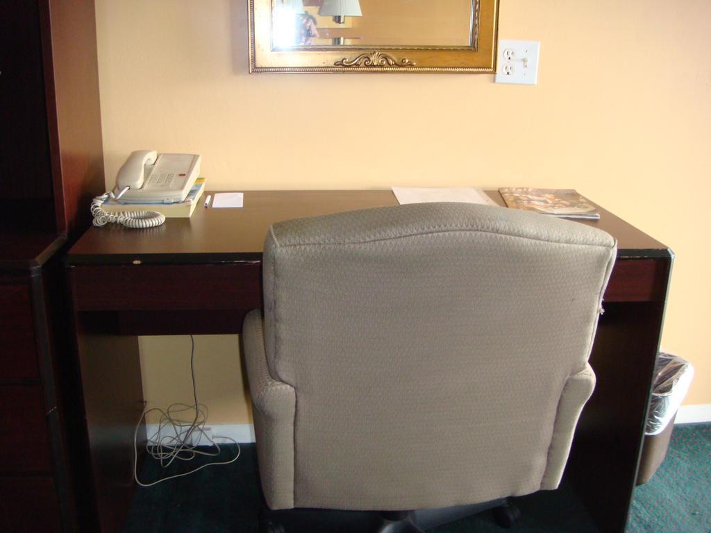 Westwoods Inn & Suites Woodhaven Εξωτερικό φωτογραφία