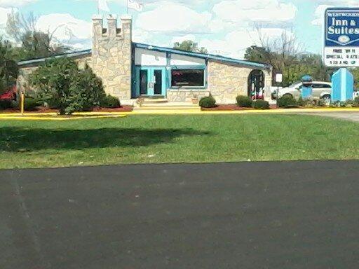 Westwoods Inn & Suites Woodhaven Εξωτερικό φωτογραφία