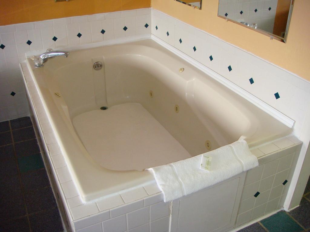 Westwoods Inn & Suites Woodhaven Εξωτερικό φωτογραφία