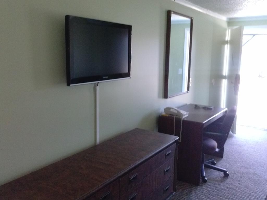 Westwoods Inn & Suites Woodhaven Εξωτερικό φωτογραφία