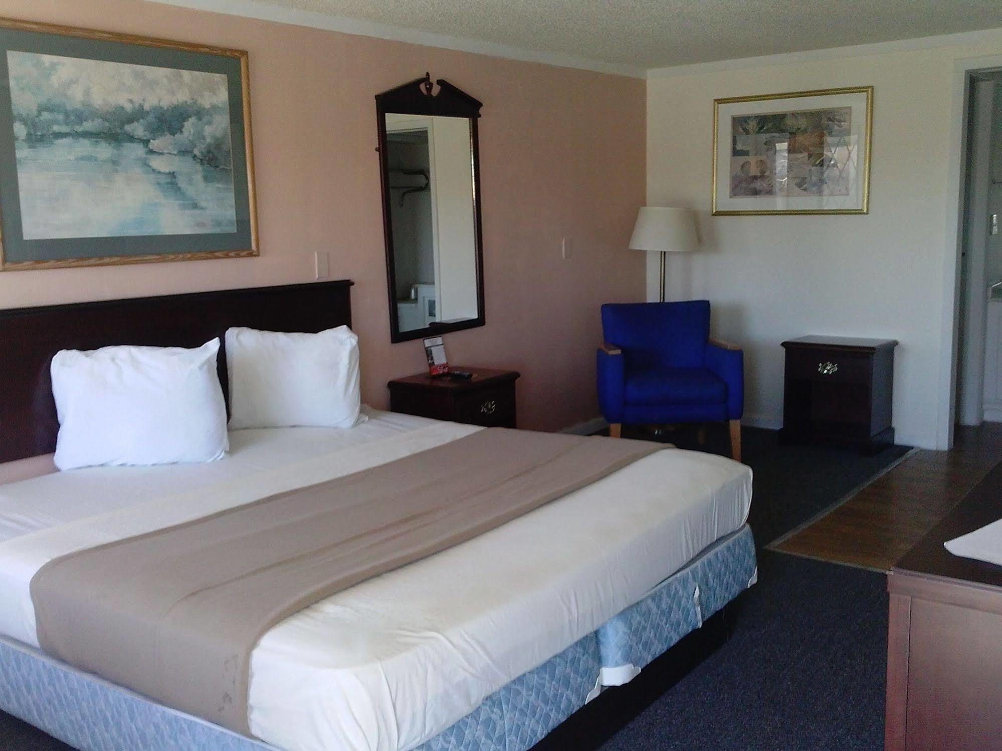 Westwoods Inn & Suites Woodhaven Εξωτερικό φωτογραφία